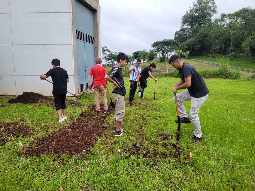 Alumnos en la huerta